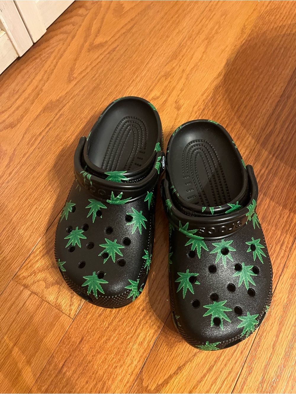 Crocs Classic Hemp Leaf Clogs. Unisex.